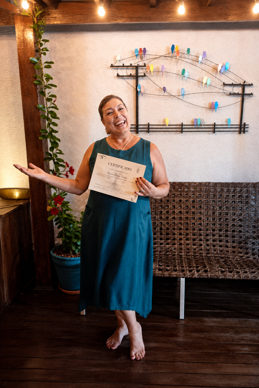 Alessandra Volkmann com certificado de formação