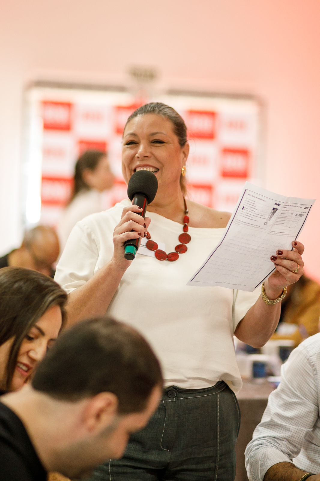 Alessandra Volkmann palestrando em evento